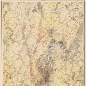 以下が含まれることがあります： Map of the Battle Field of Gettysburg, July 1st, 2nd & 3rd, 1863と題された歴史的な地図。ベージュ色の地図には、黒いインクで地形、道路、町のレイアウトが描かれており、赤と青の線で軍隊の配置と移動が示されています。