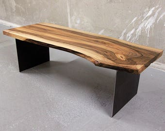 Table Basse Noyer Massif Live edge sur Plaques d'Acier sur mesure