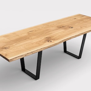 TRAPEZE – Ausziehtisch, Massivholz-Eiche, Baumkante, natürliche Kanten, trapezförmiges Stahlgestell, Sonderanfertigung