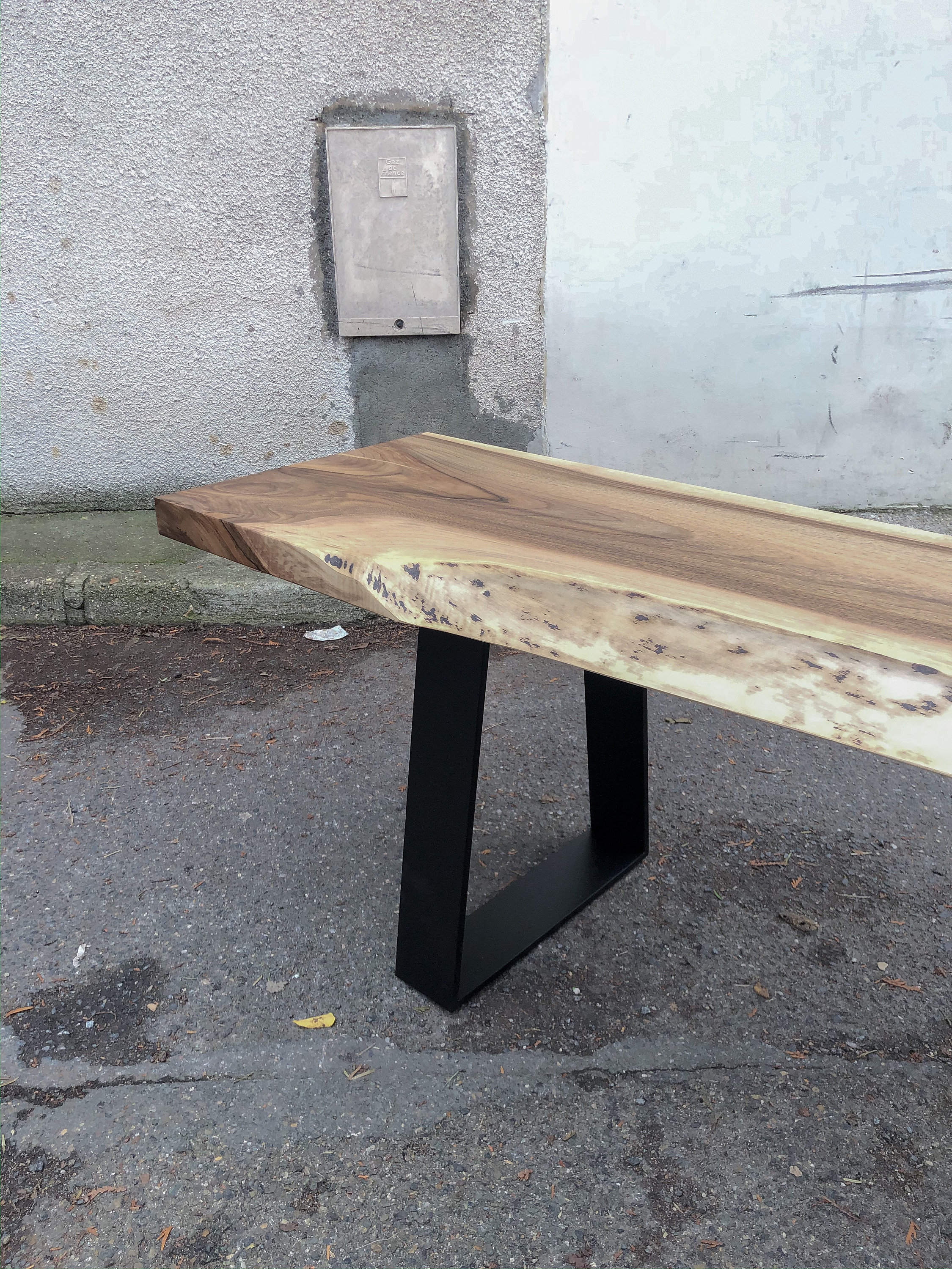 Banc Noyer Massif Live Edge Piétement Acier Trapèzes Inversés sur Mesure