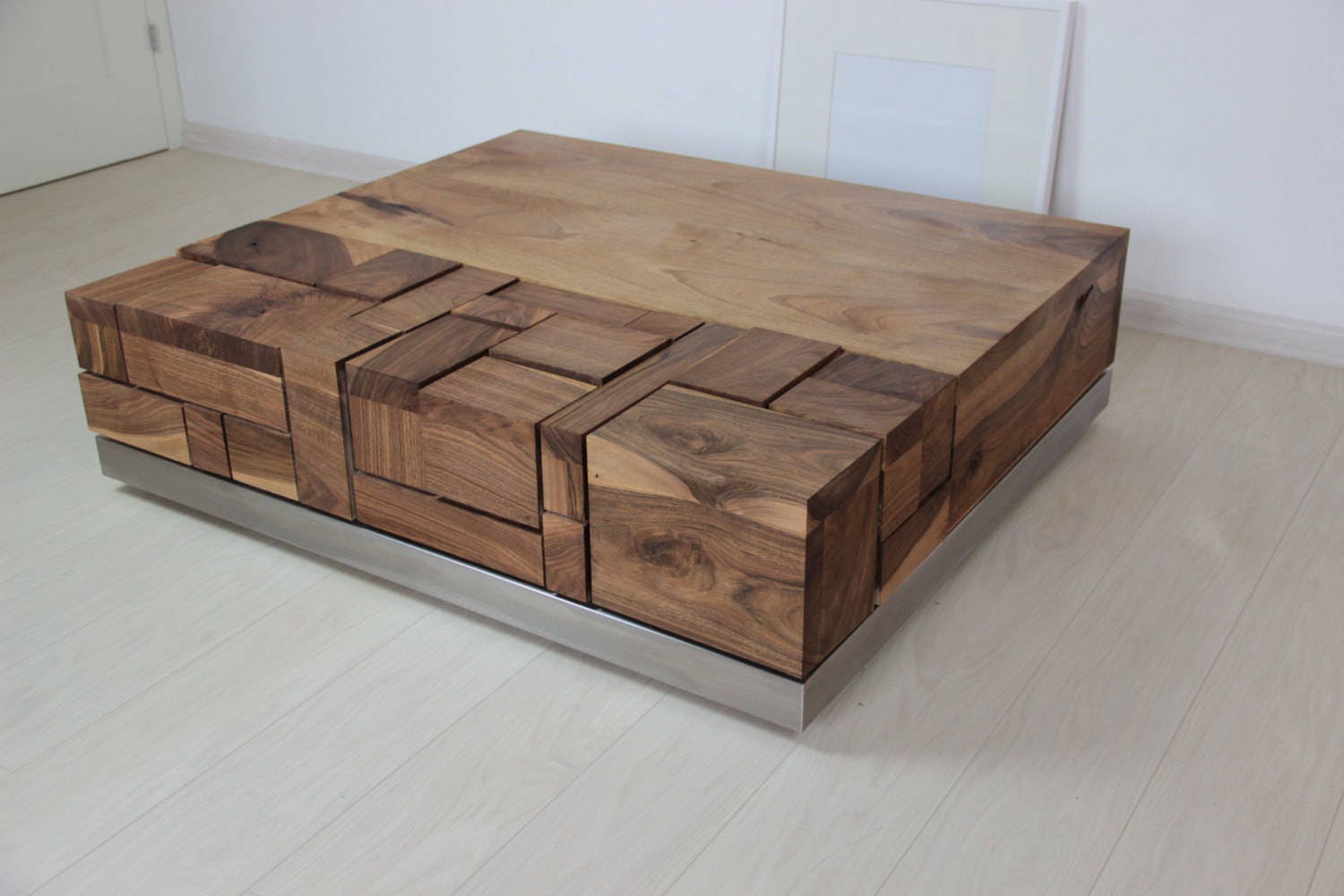 Table Basse Design en Noyer Massif