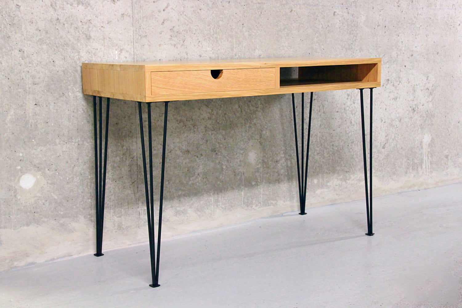 Petit bureau avec superbes finitions en acier noir et en chêne