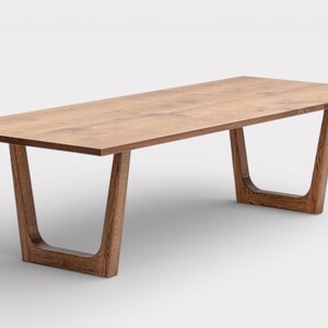 ODEON – Maßgefertigter Tisch aus massivem Eichen- oder Walnussholz mit trapezförmigen Beinen