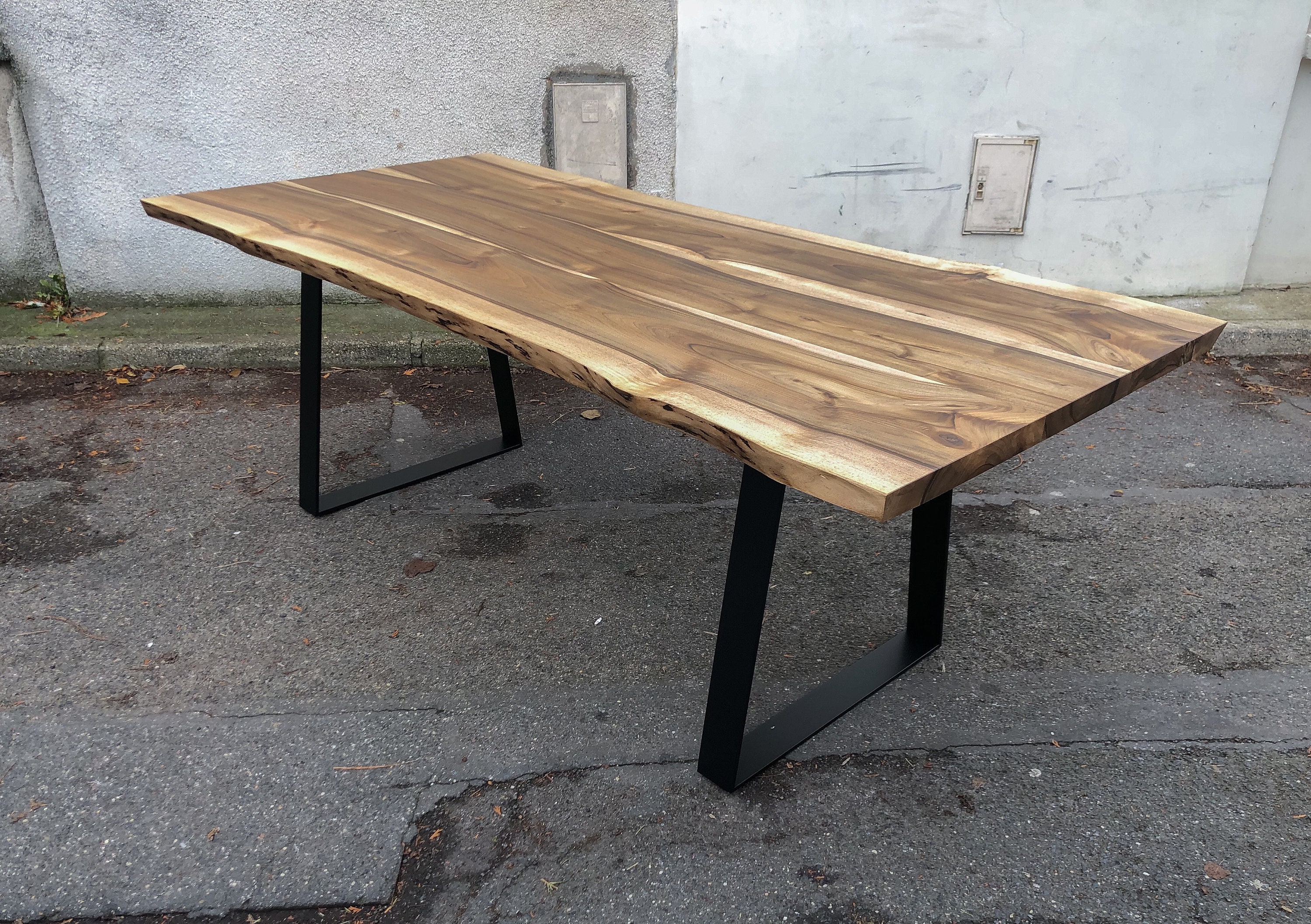 Table Noyer Live Edge Pieds Acier Trapèzes Inversés sur Mesure