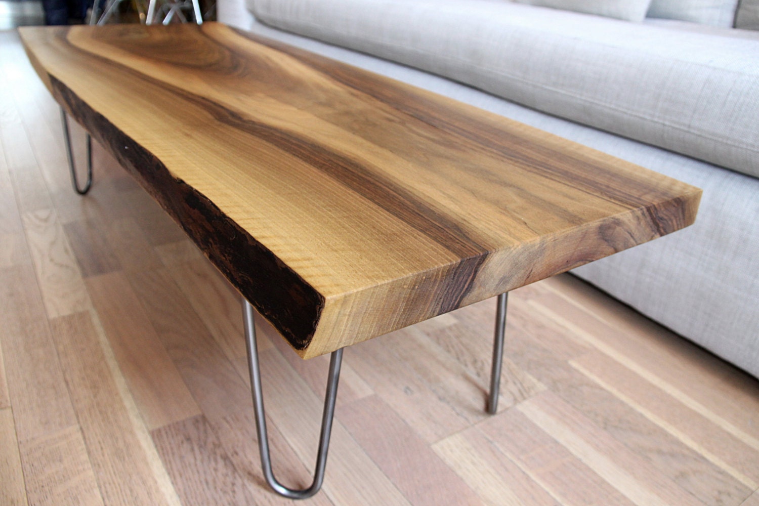 Vendue - Table Basse Noyer Massif Pieds Épingles Métal sur Mesure