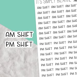 Könnte beinhalten: Ein Bogen Aufkleber mit den Worten "AM SHIFT" und "PM SHIFT", die in Schwarz auf weißem Hintergrund gedruckt sind. Die Aufkleber sind in Reihen und Spalten angeordnet, wobei die Worte "AM SHIFT" mehrmals wiederholt werden und die Worte "PM SHIFT" mehrmals wiederholt werden.