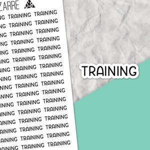 Op de afbeelding: Een wit vel papier met de woorden "MPLY BIZARRE" en "TRAINING" die meerdere keren worden herhaald. Het woord "TRAINING" staat ook in een groter lettertype op een blauwe achtergrond.