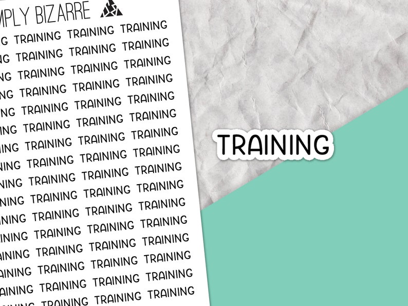 Pu&ograve; includere: Un foglio di carta bianco con le parole "MPLY BIZARRE" e "TRAINING" ripetute pi&ugrave; volte. La parola "TRAINING" &egrave; anche scritta in un carattere pi&ugrave; grande su uno sfondo blu.