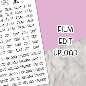 Peut inclure: Une feuille d'autocollants avec les mots "FILM", "EDIT" et "UPLOAD" répétés plusieurs fois. Les autocollants sont en texte noir sur fond blanc.