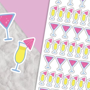 Könnte beinhalten: Eine Bogen mit Aufklebern, die verschiedene Cocktail- und Getränkedarstellungen zeigen. Die Aufkleber sind in verschiedenen Farben, darunter Pink, Gelb und Blau. Die Aufkleber sind perfekt, um Ihrem Planer, Laptop oder Ihrer Wasserflasche einen Hauch von Spaß zu verleihen.