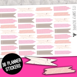 Peut inclure: Une feuille de 36 autocollants pour planificateur avec une variété de drapeaux à motifs roses, pêche et bruns. Le texte "IT'S SIMPLY BIZARRE" et "36 PLANNER STICKERS" est imprimé sur la feuille.