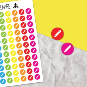Könnte beinhalten: Ein Bogen mit bunten runden Aufklebern mit einem weißen Bleistiftsymbol. Die Aufkleber sind in einem Regenbogenmuster angeordnet, mit einzelnen Aufklebern in Grün, Gelb, Orange, Rot und Pink. Zwei lose Aufkleber auf gelbem und weißem Hintergrund.