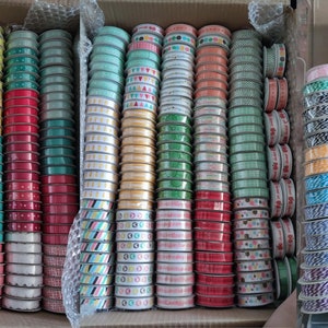 Lot de 380 rubans et ficelles fantaisies