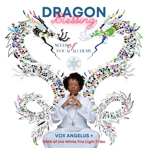 Op de afbeelding: Een vrouw zit in meditatie met haar ogen gesloten, omringd door twee kleurrijke drakenvleugels. De tekst "DRAGON Blessing" staat boven haar hoofd, en "SEEDSOF VOCAL ALCHEMY" eronder. De tekst "VOX ANGELUS + OMA of the White Fire Light Tribe" staat onderaan de afbeelding.