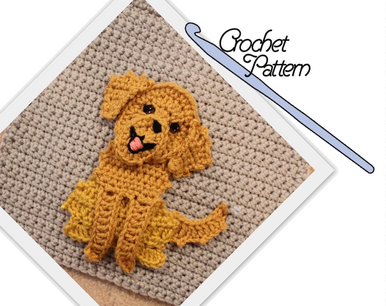 Peut inclure: Patron de crochet pour un chien golden retriever. Le chien est assis, la langue tir&eacute;e. Le patron est pr&eacute;sent&eacute; sur un fond en crochet gris.