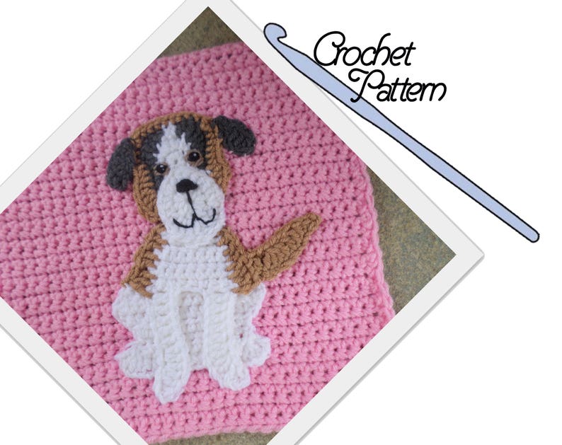 Peut inclure: Un mod&egrave;le de crochet pour une couverture rose avec une applique de chien marron et blanc. Le chien est assis les jambes crois&eacute;es et a un nez brun et des yeux noirs. Le mod&egrave;le est &eacute;crit en anglais et comprend des instructions pour crocheter l'applique de chien.