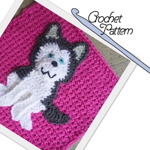 Puede incluir: Un patrón de crochet para un cuadrado rosa con una aplicación de husky gris y blanco. El patrón incluye instrucciones para tejer el cuadrado y el husky.