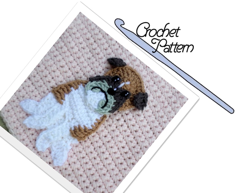 Op de afbeelding: Een close-up van een gehaakte hondenapplicatie in bruin, wit en groen. De hond ligt met zijn hoofd naar de zijkant gedraaid. De applicatie is op een roze gehaakte achtergrond. De tekst "Crochet Pattern" is zichtbaar in de rechterbovenhoek van de afbeelding.