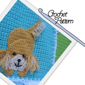 Puede incluir: Un patrón de crochet para un perro marrón sobre un fondo azul, verde y blanco. El patrón incluye un gancho de crochet.