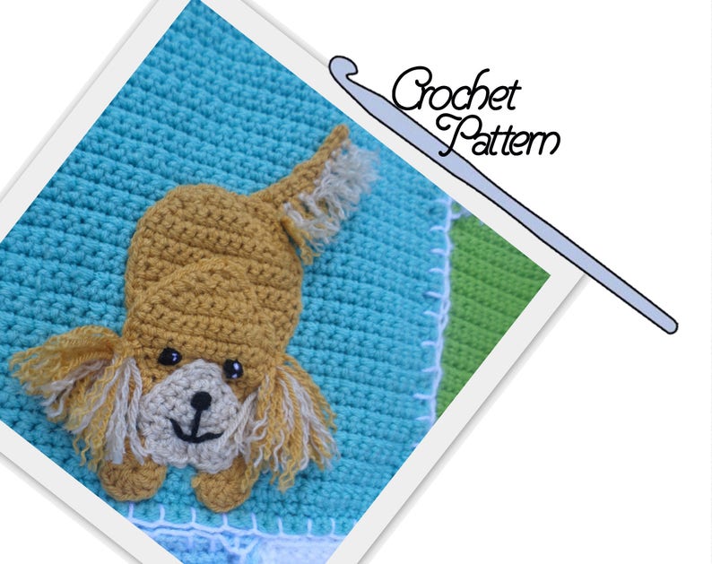 Puede incluir: Un patr&oacute;n de crochet para un perro marr&oacute;n sobre un fondo azul, verde y blanco. El patr&oacute;n incluye un gancho de crochet.