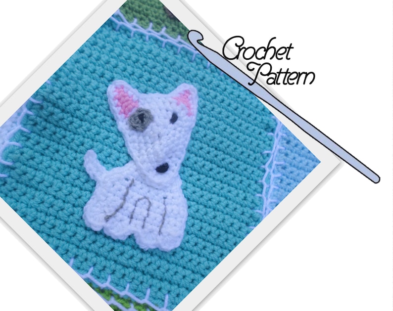 Pode incluir: Um padr&atilde;o de croch&ecirc; para um c&atilde;o branco com orelhas cor-de-rosa e um nariz cinza. O c&atilde;o est&aacute; sentado em um quadrado de croch&ecirc; azul turquesa. O texto "Crochet Pattern" est&aacute; escrito em preto sobre um fundo branco.