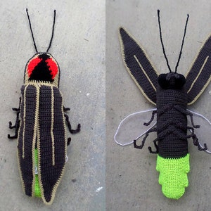 Może przedstawiać: Pluszowa zabawka w kształcie świetlika wykonana na szydełku, z czarnymi i brązowymi skrzydłami, czerwonymi oczami i zielonym świecącym ogonem. Zabawka pokazana jest z dwóch perspektyw.