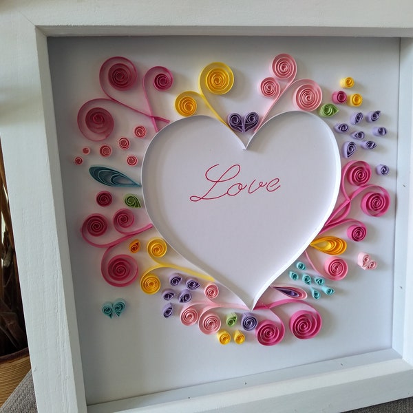 Art quilling en papier en forme de coeur