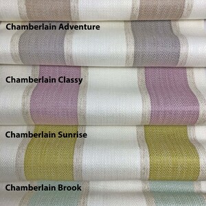 K&ouml;nnte beinhalten: F&uuml;nf Stoffmuster mit verschiedenen farbigen Streifen und Fischgratmuster. Die Muster sind mit "Chamberlain Gamble", "Chamberlain Adventure", "Chamberlain Classy", "Chamberlain Sunrise" und "Chamberlain Brook" beschriftet.