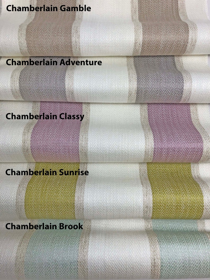 K&ouml;nnte beinhalten: F&uuml;nf Stoffmuster mit verschiedenen farbigen Streifen und Fischgratmuster. Die Muster sind mit "Chamberlain Gamble", "Chamberlain Adventure", "Chamberlain Classy", "Chamberlain Sunrise" und "Chamberlain Brook" beschriftet.