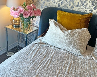 Elegant Double-Sided Queen Size Bedspread by Le Vele, Floral Pattern and Soft Beige Fleece with Pillow Shams, machine washable