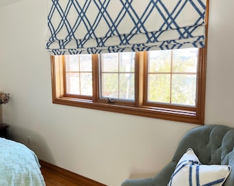 Cortina romana personalizada en azul cobalto y blanco con diseño náutico enrejado / Cortina costera / Persiana de lino hecha a mano / Cortina romana moderna y relajada