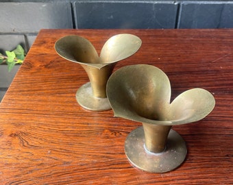 Bjork década de 1940 Carl Einar Borgstrom Ystad Metall Latón Calla Lily Jarrones Candelabros Escandinavos Modernos Vintage Mid-Century Candelabros