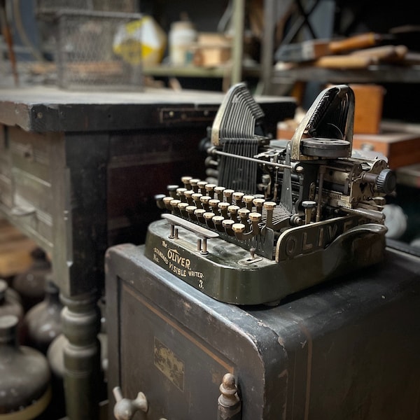 Antique Oliver Typewriter Vintage Industrial Revolution Octagonal Keys