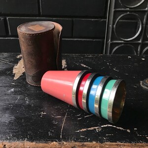 1930 年代 4 カップセット メッキ真鍮製ピクニックランチョンカップ レザーポーチ入り ヴィンテージ ミッドセンチュリー アールデコ 戦前デザイン アルパイン キャンプ