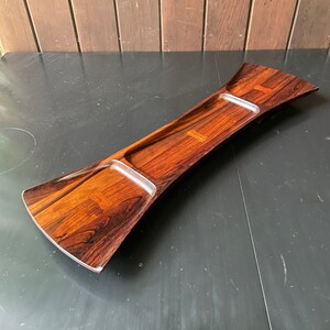 Vintage 1960-tal Jens H. Quistgaard fluga Serveringsbricka i Palisander Rosewood för Dansk Rare Woods Collection Mid-Century Danish Modern