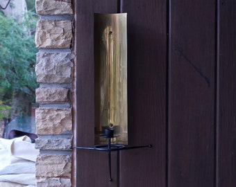 Candelabro de pared Tony Paul, raro de la década de 1950, con candelabro de hierro y brasier, estilo victoriano moderno de mediados de siglo.