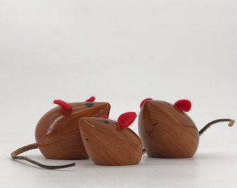 Vintage Mid-Century Schrumpf-Mäuse aus Holz Skulpturen Spielzeug Lederschwänze