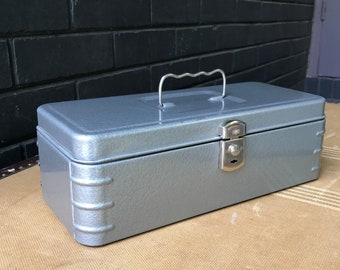 Nuevo viejo stock 1950s Climax Caja de herramientas Caja de metal Contenedor de almacenamiento Caddy Suministros de arte Sears Murphys Hardware Acero Mid-Century Vintage Moderno