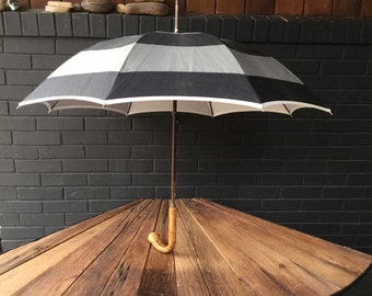 Paraguas Gucci vintage de lona, madera de nudo, Italia, latón