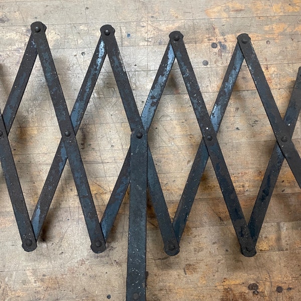 Morsetto su scaffale per forbici Fisarmonica in acciaio Mensola divisoria da parete Vintage industriale Art Déco Patina Tenda nera anticata