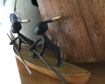 Paris Art Cast Bronze Figura india nativa en canoa como Hagenauer Deco Antique