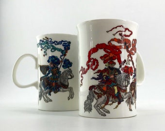 Tasse Gucci vintage des années 1980 en porcelaine fine, tasse à thé, bleu + rouge, motifs chevalier, bordure dorée, luxe Mid-Century, lux médiéval, GG
