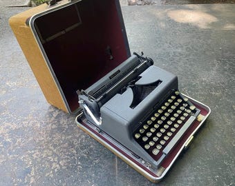 Juwel typewriter as seen on Wednesday Addams, a 1940s typewriter