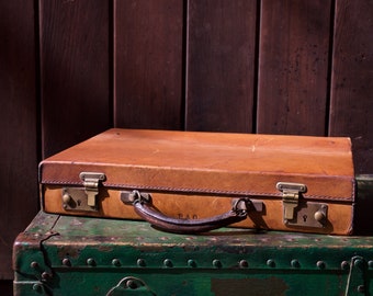 Vintage Patinated Tan Leather Executives Attache Briefcase RAG Intials No Key Unlocked Travel Case Mid-Century Retail Boutique Prop Rag Bone