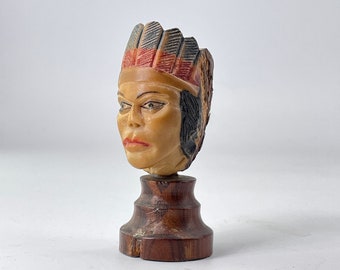 Buste de femme en chef, reine indienne, sculpté à la main, tête d'amérindienne, pièce d'échecs vintage Mid-Century