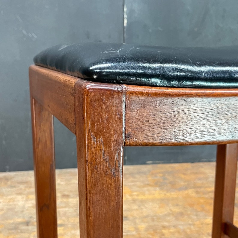 Vintage Danish Teak Stool Ottoman 1950s Black Vinyl Piano Chair imagem 6