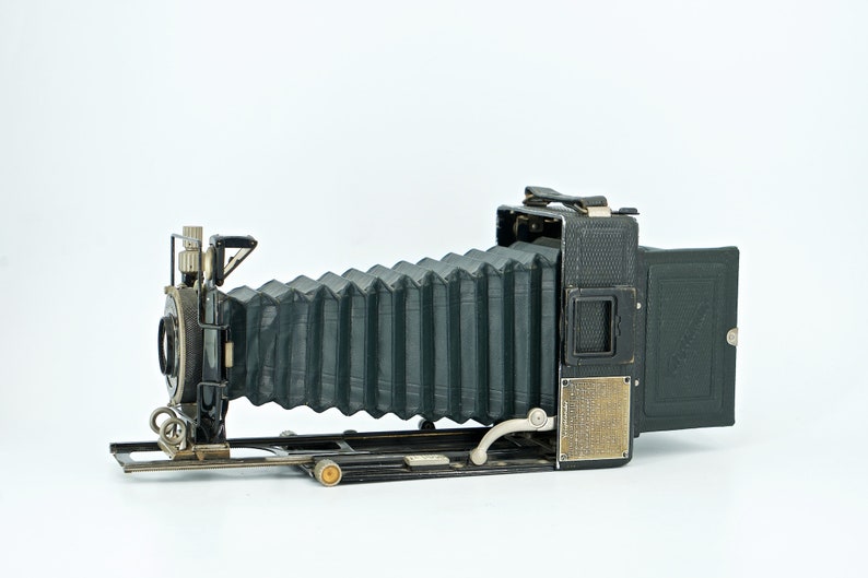 Vintage Folding Camera Voigtlander Bergheil 9 x 12 Heliar f4.5 13.5cm 135mm Compur image 1
