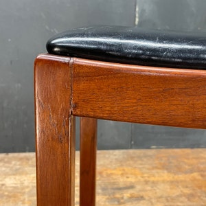 Vintage Danish Teak Stool Ottoman 1950s Black Vinyl Piano Chair imagem 7