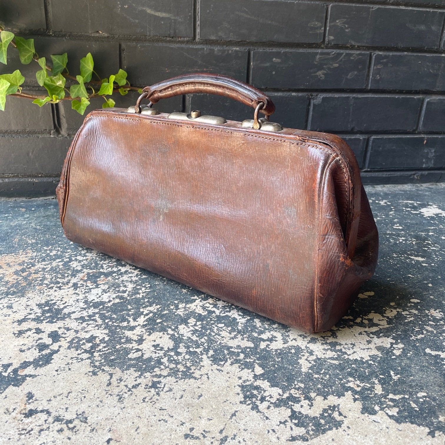 1900s Victorian oversized distressed leather doctor bag – Page of Air