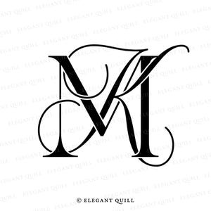 Op de afbeelding: Zwart-wit monogram van de letters "M" en "K" in een gestileerd, elegant lettertype. De letters zijn met elkaar verweven en hebben decoratieve versieringen.